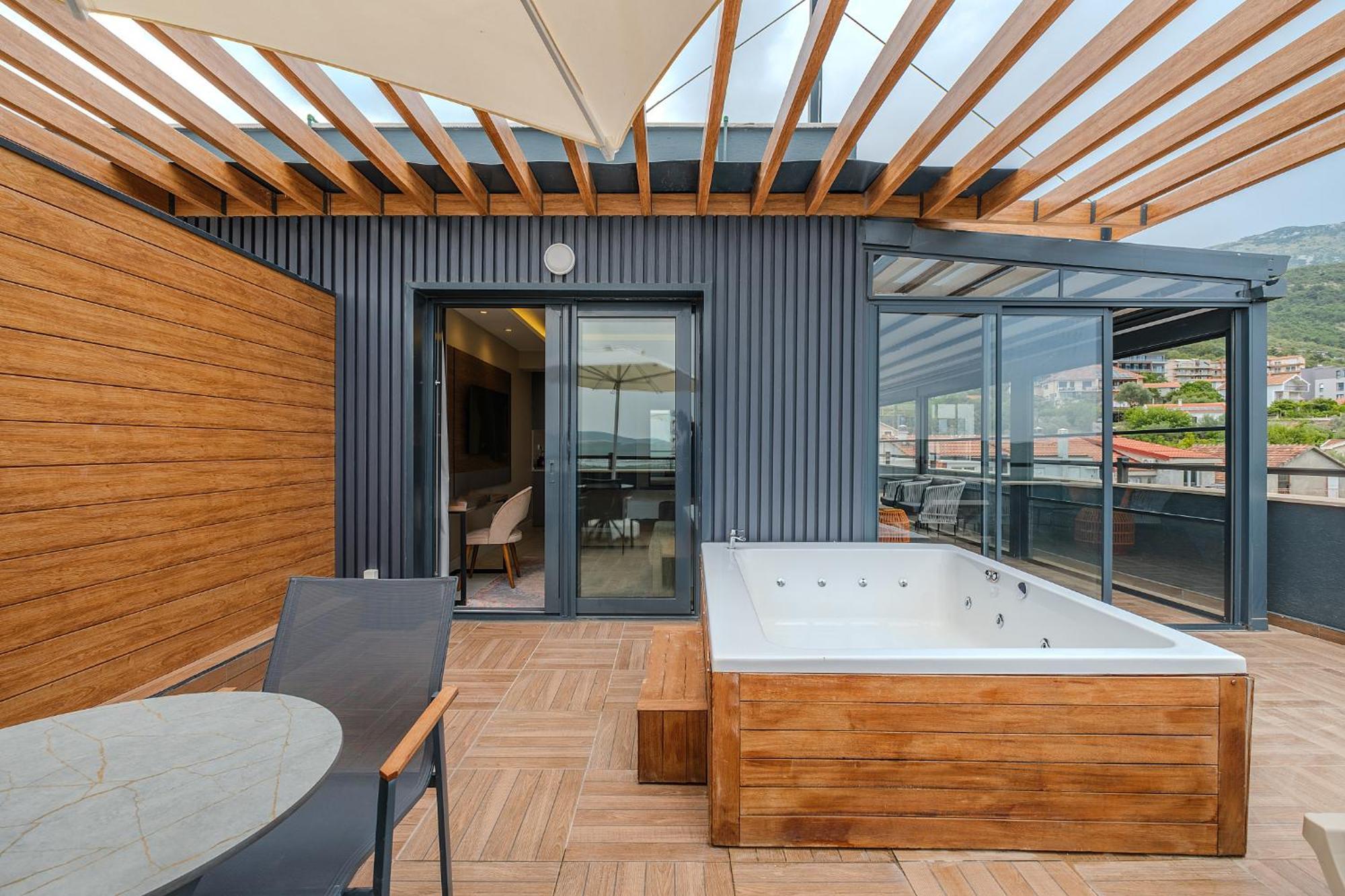 Montenegro Lodge Kavač 部屋 写真 A rooftop spa