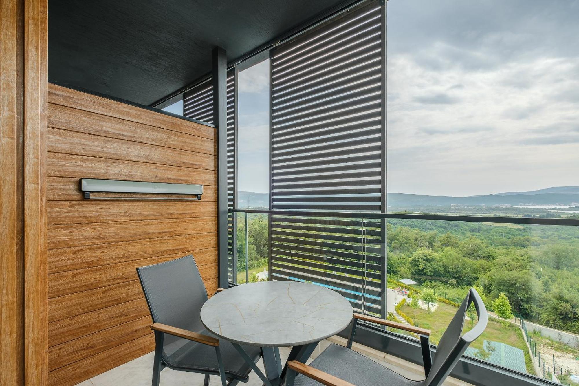 Montenegro Lodge Kavač 部屋 写真 Balcony of a suite