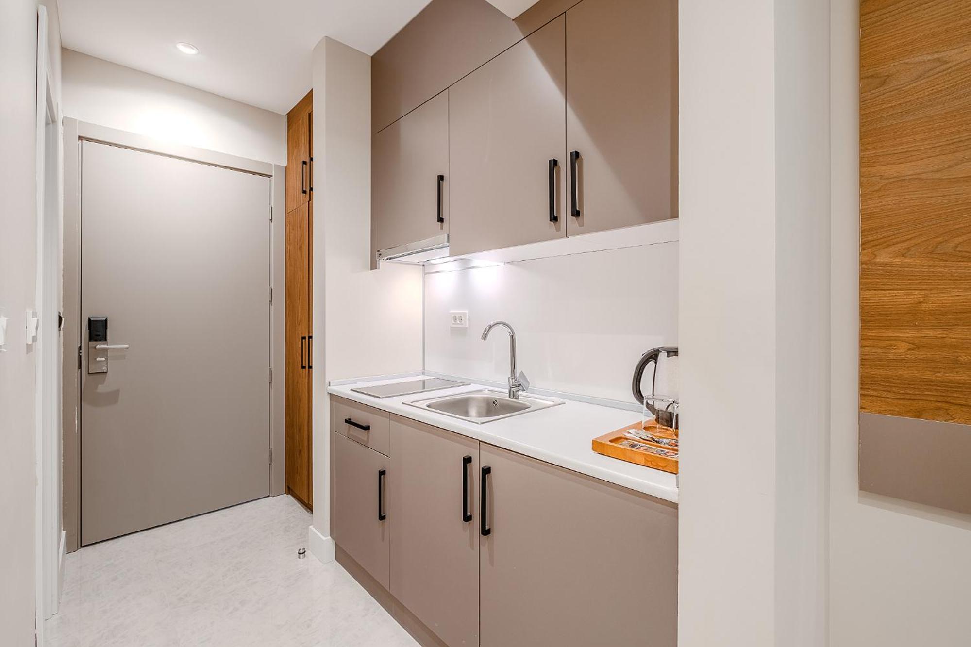 Montenegro Lodge Kavač 部屋 写真 A typical kitchen in a student apartment
