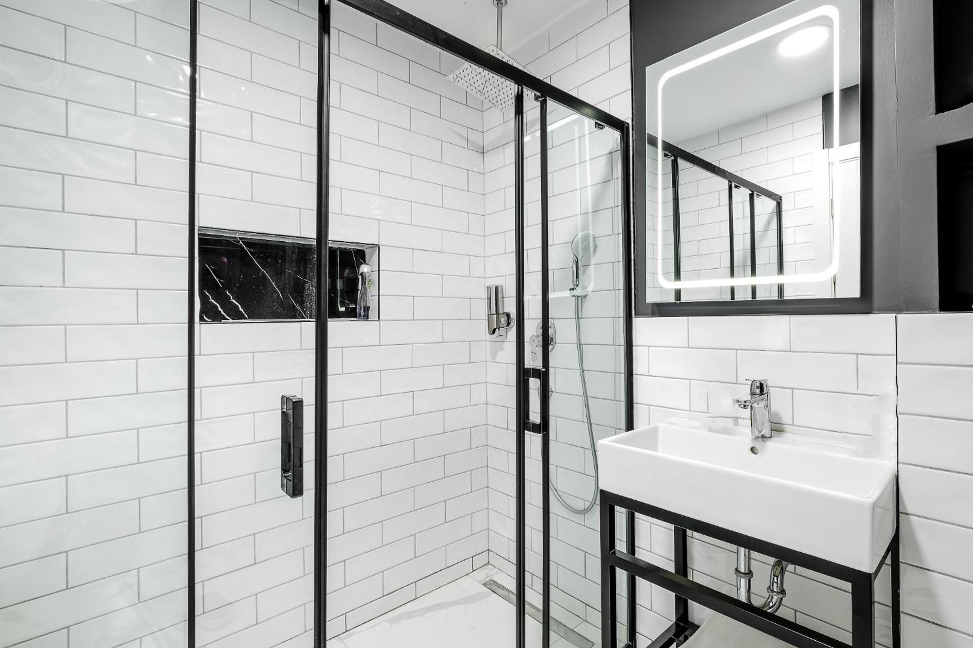 Montenegro Lodge Kavač 部屋 写真 A shower enclosure
