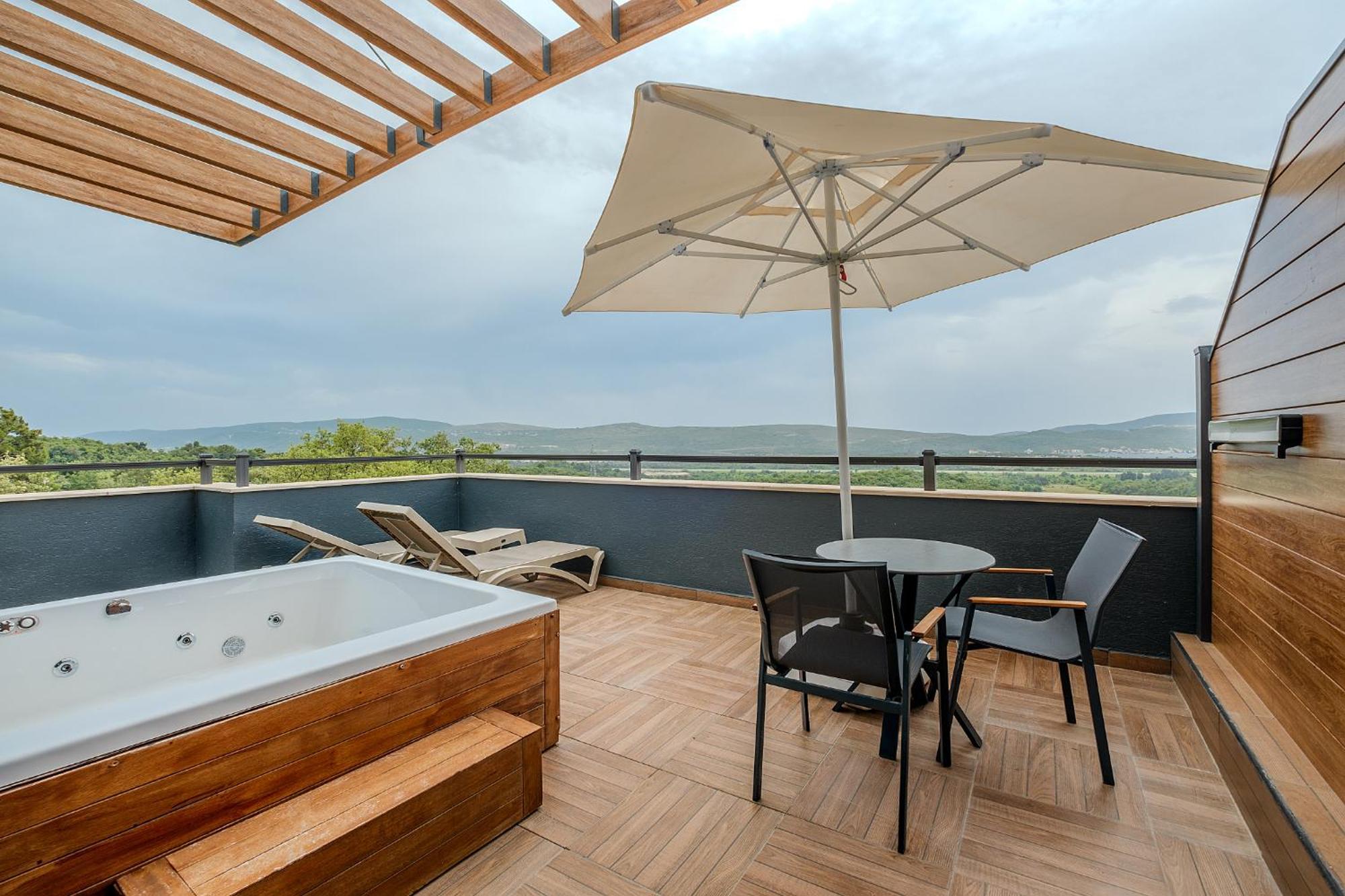 Montenegro Lodge Kavač 部屋 写真 Terrace with a hot tub