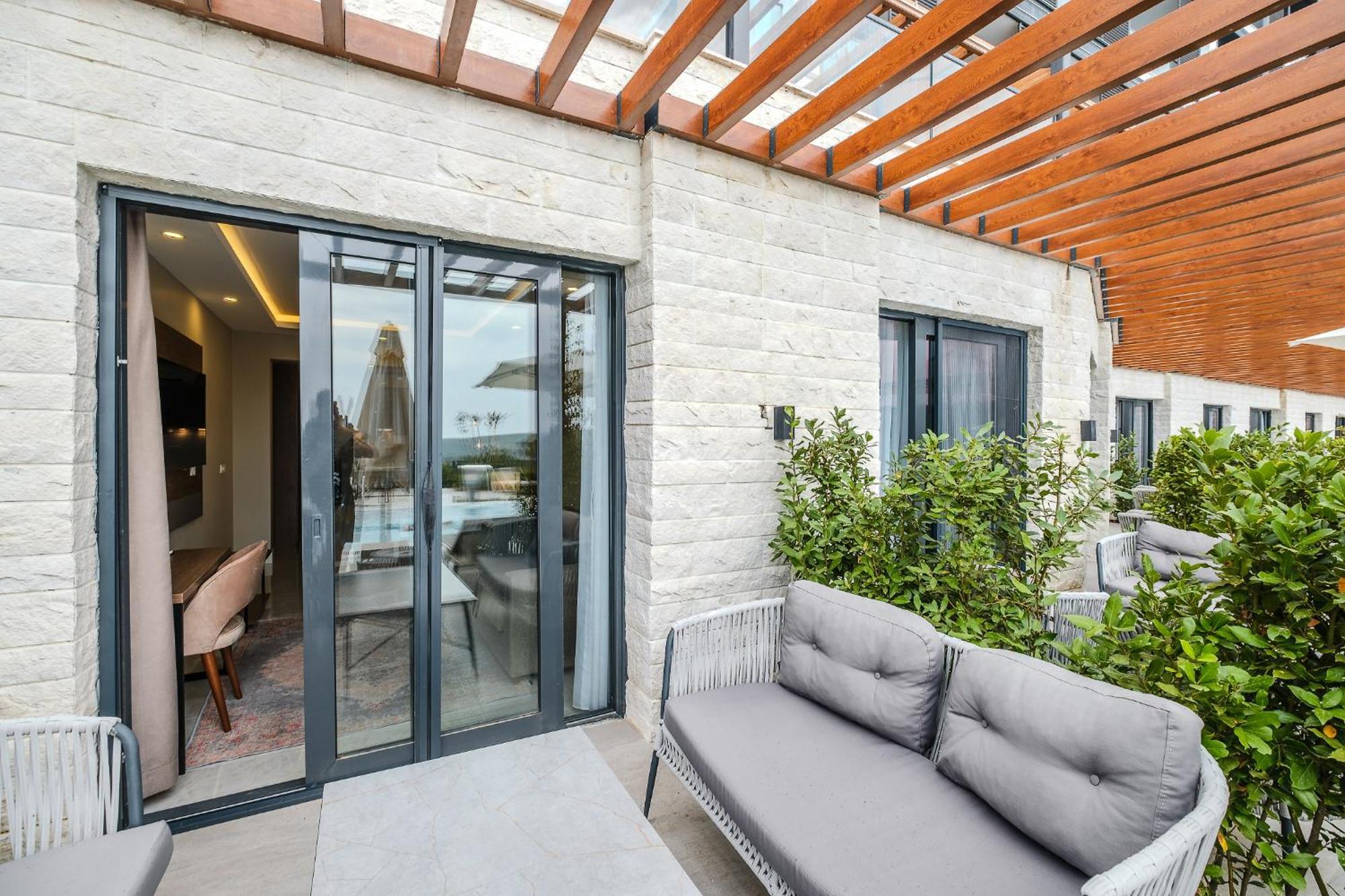 Montenegro Lodge Kavač 部屋 写真 A sliding door