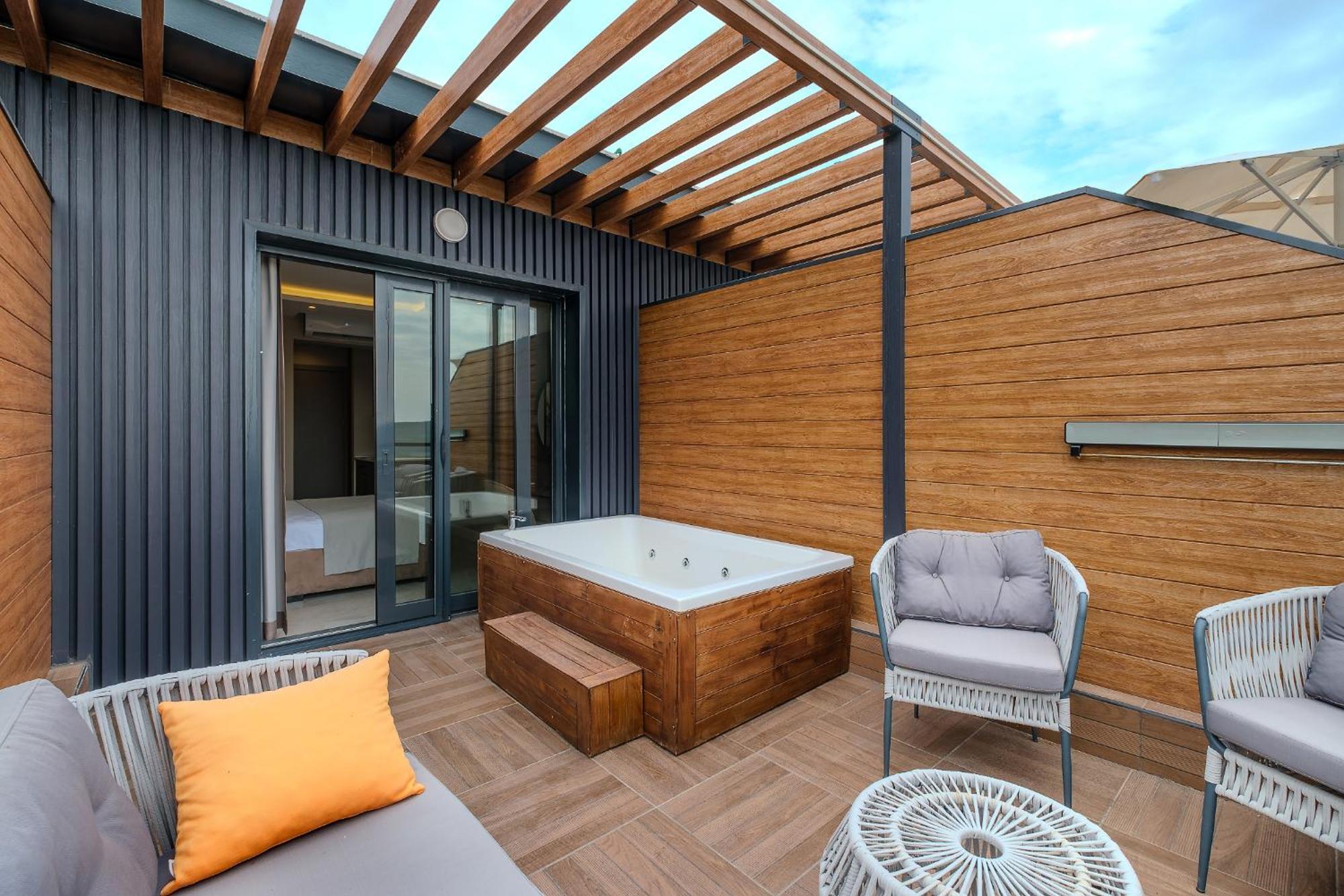 Montenegro Lodge Kavač 部屋 写真 A rooftop jacuzzi