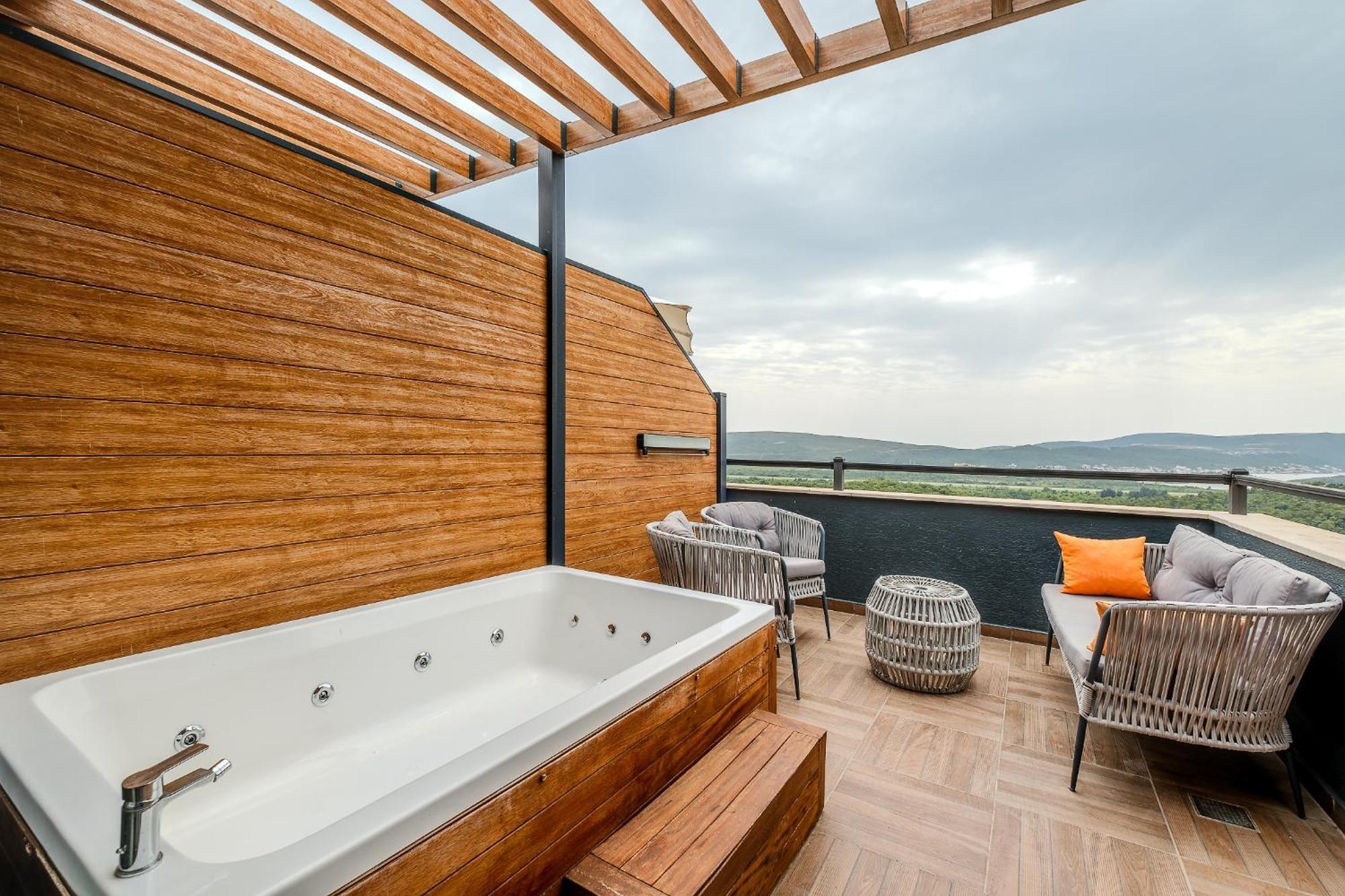 Montenegro Lodge Kavač 部屋 写真 A rooftop spa