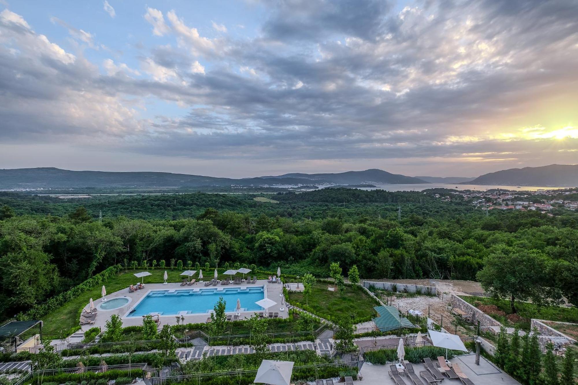 Montenegro Lodge Kavač エクステリア 写真 View of the resort