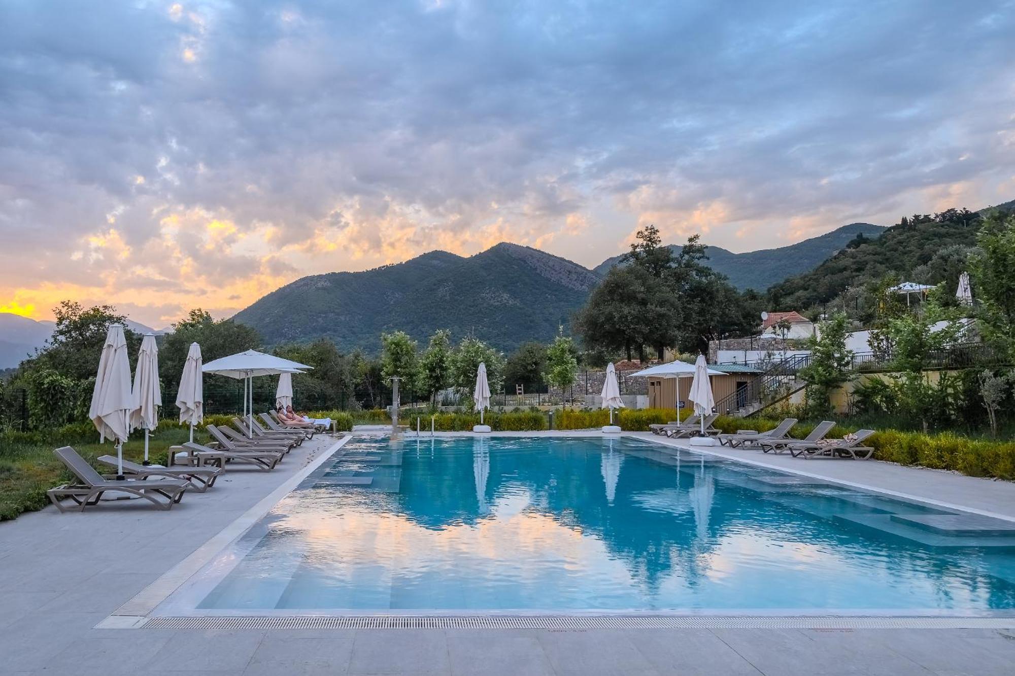 Montenegro Lodge Kavač エクステリア 写真 The swimming pool at the hotel