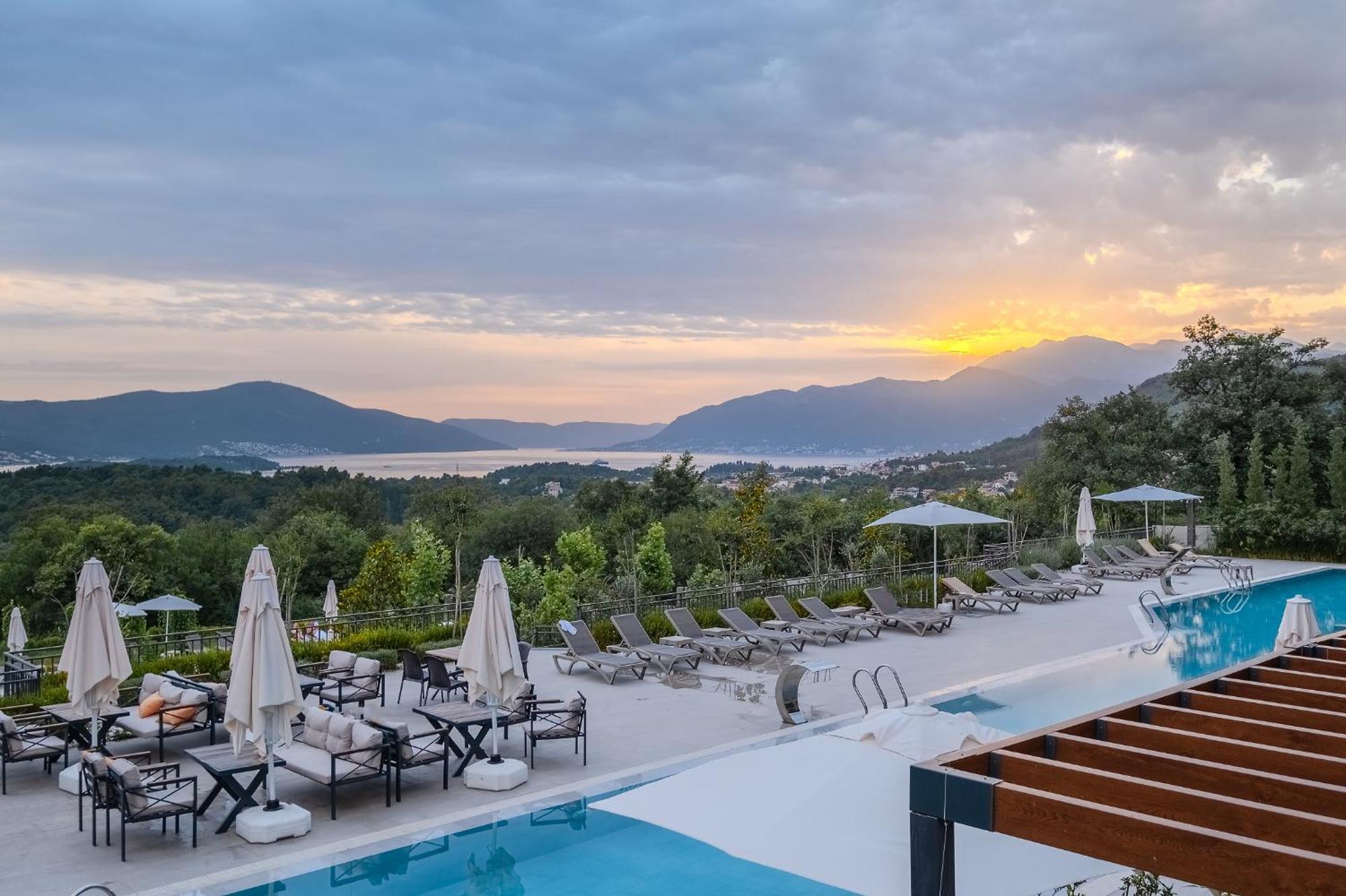 Montenegro Lodge Kavač エクステリア 写真 Sunset at the hotel