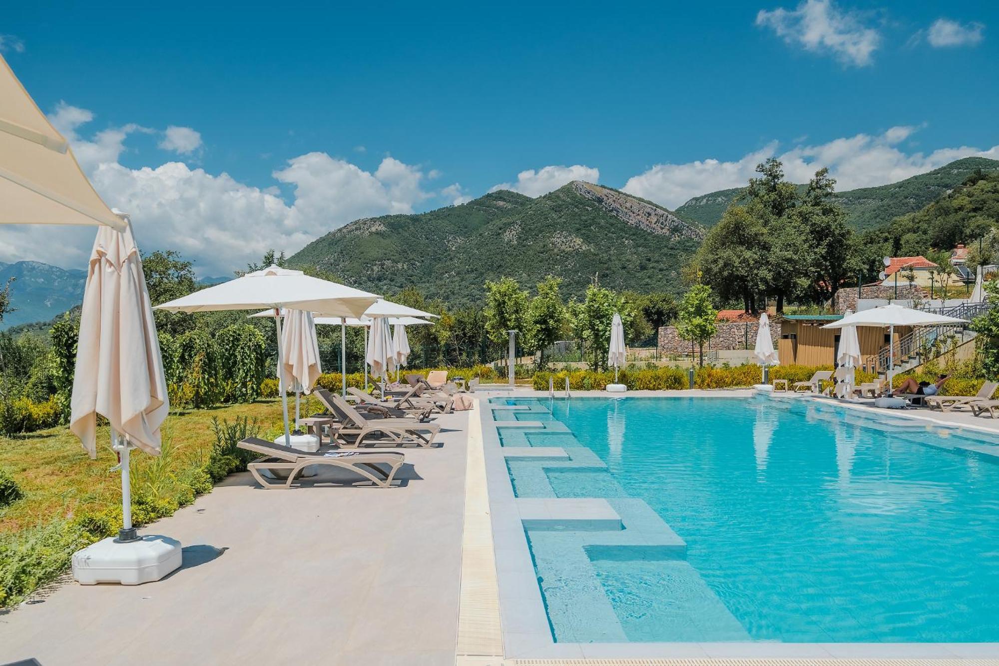 Montenegro Lodge Kavač エクステリア 写真 The swimming pool at the hotel