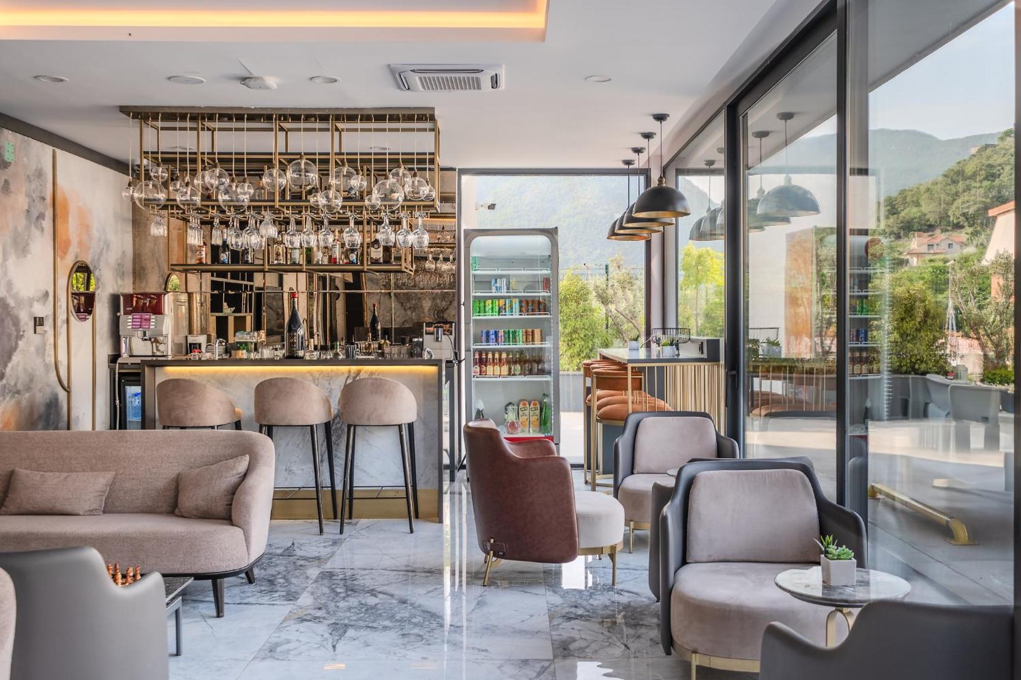 Montenegro Lodge Kavač エクステリア 写真 The bar at the hotel