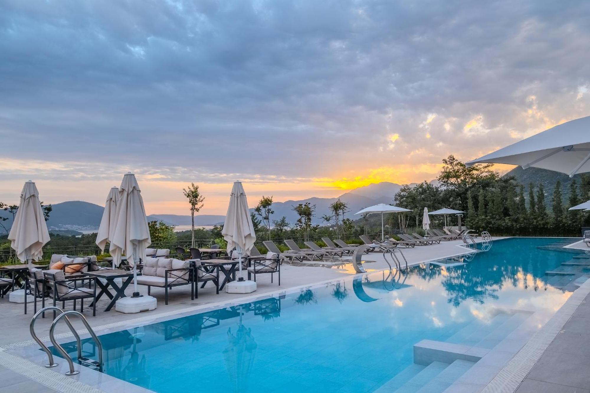 Montenegro Lodge Kavač エクステリア 写真 Sunset at the hotel